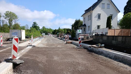 Derzeit werden unter anderem der Straßenunterbau und die Gehwege hergestellt, die Verkehrssperrung wird bis Ende Juli andauern.