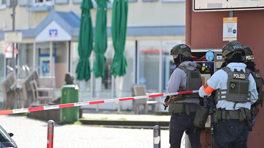 Von einer Geiselnahme in der Volksbankfiliale in der Sinziger Innenstadt ging die Polizei zunächst aus.