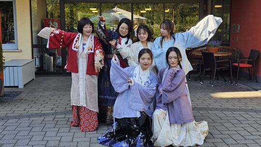 Vor dem Seniorenheim der AWO in Idar-Oberstein präsentieren sich die Tänzerinnen des KannDe-Vereins in ihren traditionellen Trac