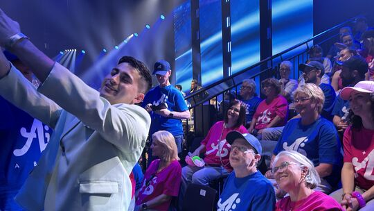 Abii Faizan ist sichtbar glücklich, dass ihn seine Familie und Freunde beim Finale von DSDS unterstützt.