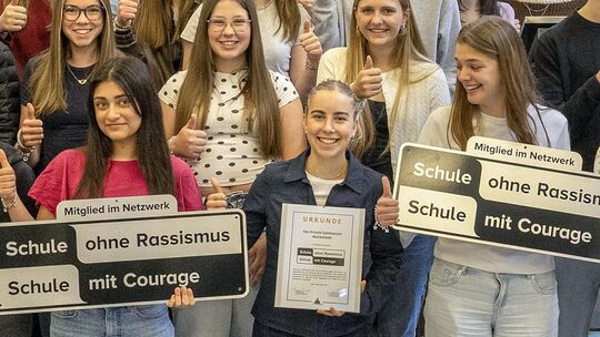 Mitglieder der Projektgruppe präsentieren die Schilder, die die Aufnahme des Privaten Gymnasiums Marienstatt in das Netzwerk "Sc