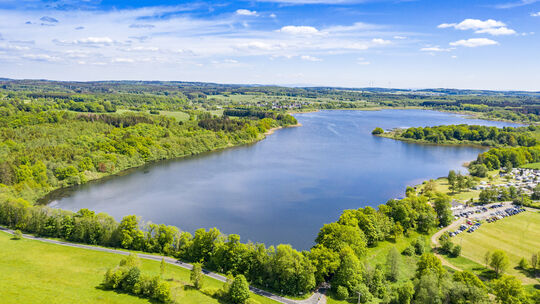 Ein sommerliches Luftbild vom Dreifelder Weiher aus früheren Jahren - mit Wasser. Rechts kann man den Campingpark Haus am See vo