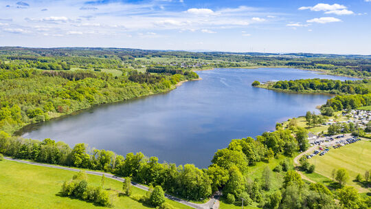 Ein sommerliches Luftbild vom Dreifelder Weiher aus früheren Jahren - mit Wasser. Rechts kann man den Campingpark Haus am See vo