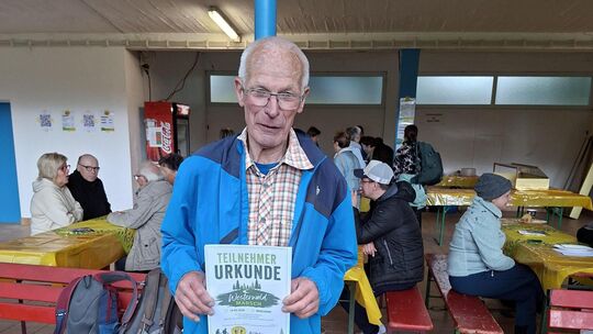Hans Ries hat es geschafft: 50 Kilometer statt geplanter 30 Kilometer ist er gewandert und glücklich im Ziel angekommen.