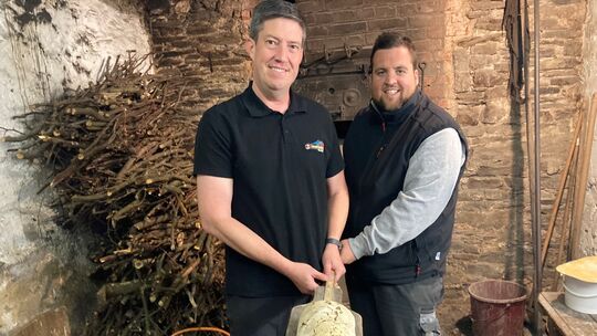 Im Mittelpunkt des Backesfestes der Ellenzer Floriansjünger stehen auch heuer knusprig gebackene Bauernbrote sowie leckerer Flam