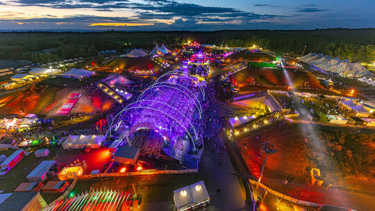 Techno im Postkartenmotiv: Mit 350 DJs im Line-up steigt die diesjährige Ausgabe der Nature One auf der Raketenbasis Pydna im Hu Techno im Postkartenmotiv: Mit 350 DJs im Line-up steigt die diesjährige Ausgabe der Nature One auf der Raketenbasis Pydna im Hu