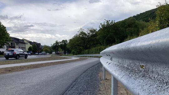 Fehlt an dieser Stelle des neu gestalteten Radwegs an der B 49 in Pommern nicht noch eine Schutzplanke? Nein, sagt der Landesbet