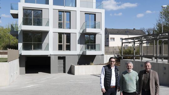 Sie präsentieren den Neubau (von links): Tobias Jahn (VR Immo Neuwied), Murat Beyazyüz (Nexus Investment) und Osman Erdoğan (ASA