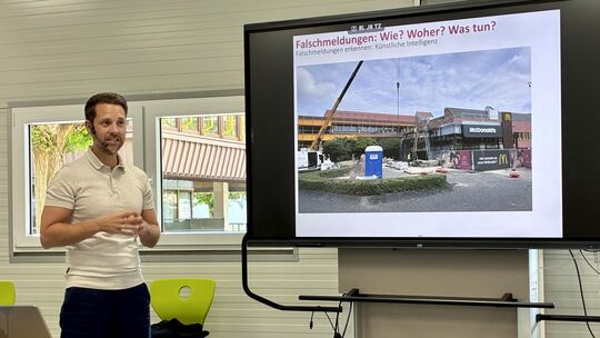 Journalist und Youtuber Mirko „MrWissen2go“ Drotschmann sprach mit den Schülern der Berufsbildenden Schule in Bad Neuenahr-Ahrwe