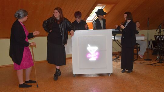 Oma Inge und ihre Freundin Christel reisen in dem neuen Theaterstück der Freien Montessori-Schule Westerwald durch die Zeit. Die