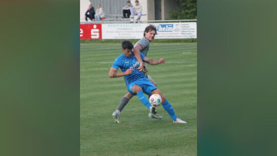 Hellwach in Minute eins: Max Wilschrey (blaues Trikot) traf für den FCEK beim Auswärtssieg in Gau-Odernheim zum 1:0, es war sein