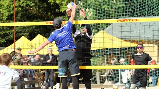 Auch das Halbfinale gegen Lukas Salimi (blaues Trikot) und Peter Wolf (vorne links) entschieden Manuel Lohmann und Alexander Kri