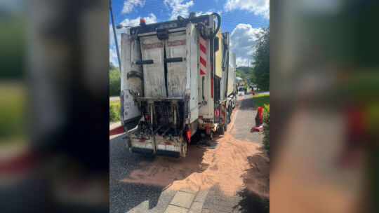 Ein defekter Hydraulikschlauch sorgte für einen Feuerwehreinsatz in der Hauptstraße in Schwollen.