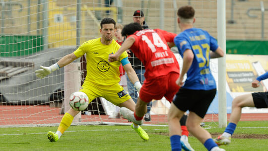 In dieser Szene blieb Steffen Weber (gelbes Trikot) Sieger gegen Ryo Iwata, klärte den Ball mit einer starken Fußabwehr. Allerdi