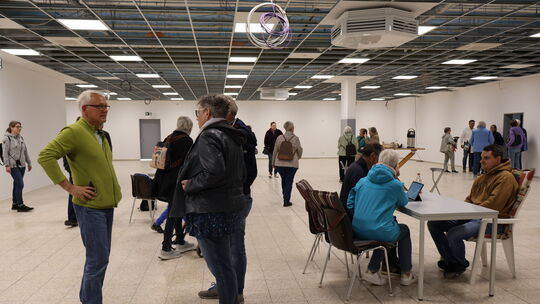 Viele Menschen aus dem Ort nahmen das Angebot der Supermarkt-Kette Tante Enso wahr und tauschten sich mit Gründer Norbert Hegman