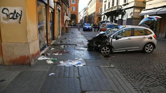 Auto fährt in Modena in Menschenmenge