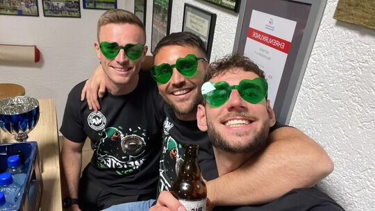 Niklaas Alles, Marius Gedratis und Nico Schulz sind blendender Laune. Kein Wunder, denn sie sind mit dem VfR Baumholder am Samst