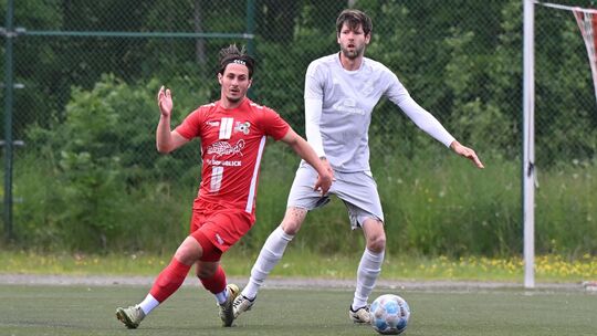 Sebastian Rosbach (in Rot) sorgte mit seinem Doppelpack für den Malberger Heimsieg gegen Tizian Goliasch (in Grau) und die TuS B
