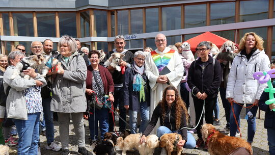 Salonbesitzerin Jessica Vonau (vorne) freut sich über die vielen Besucher bei der Jubiläumsfeier.
