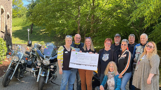 Im Rahmen ihres Frühlingsfestes übergeben Vertreter der Daalbachbiker eine Spende in Höhe von 1.500 Euro an die Jugendhilfegrupp