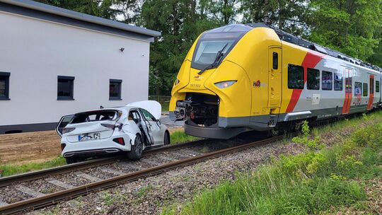 Glück im Unglück in Dernbach: An einem unbeschrankten Bahnübergang ist ein Auto von einem Regionalzug erfasst worden. Verletzt w