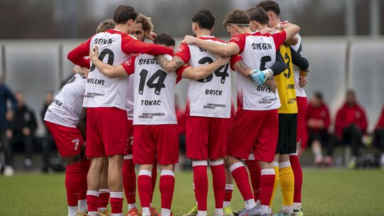 Geschlossene Mannschaftsleistung im letzten Saisonspiel: Die Sportfreunde Siegen gewannen mit 3:1 gegen Velbert.