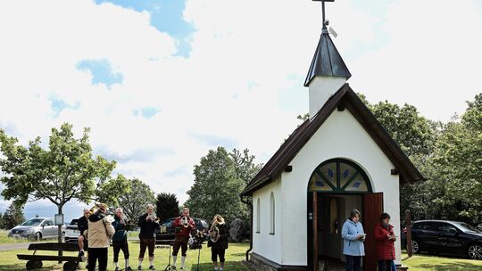 Eine Gruppe der Wershofener Musikanten gibt den musikalischen Rahmen zur Andacht an Christi Himmelfahrt.