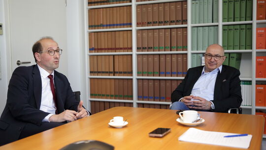 Im Gespräch mit unserer Redaktion: Rhensers vorläufige Insolvenzverwalter Alexander Jüchser (links) und sein Kollege Jens Lieser