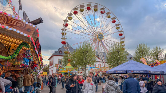 Das große Riesenrad prägt auch in diesem Jahr wieder die Silhouette des Simmerner Maimarkts.