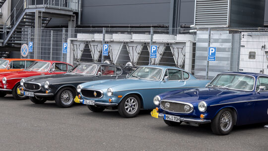 Eine Parade von Volvo P1800 Modellen hatte sich in Windhagen versammelt.