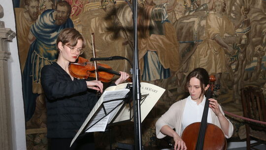 Im Hexensaal spielten die österreichische Geigerin Sonja Bogner und die polnische Cellistin Oliwia Meiser Musik aus Barock und K