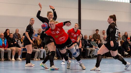 Die Wellingerin Nadine Schmitt (am Ball) hat die Dudenhofer Abwehr ausgespielt; aber der TVW verlor das Heimspiel gegen die Pfäl