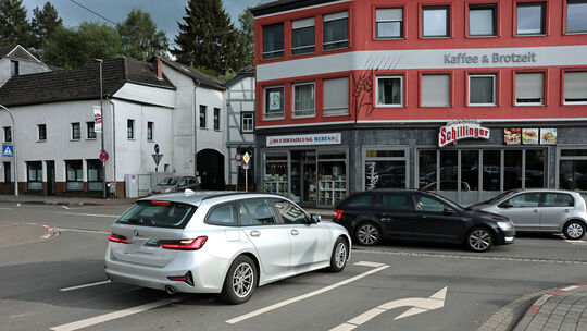 Warten an der B257: Bei starkem Verkehrsaufkommen erfordert Linksabbiegen oft deutliche Geduld.