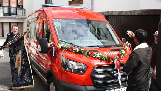 Rund 150 Besucher verfolgten die Zeremonie der Fahrzeugeinweihung, bei der Pater Alphonsi dem neuen MTF der Feuerwehr Klotten de