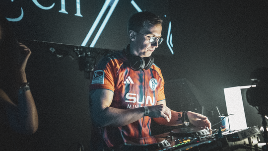 Alexander Tiemann aus Ransbach-Baumbach ist DJ und wird am 1. August bei Nature One auflegen. Alexander Tiemann aus Ransbach-Baumbach ist DJ und wird am 1. August bei Nature One auflegen.