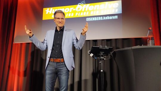 Kaberettist Benjamin Eisenberg zog das Publikum in seinen Bann und animierte zu vielen Lachern.