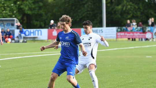 Lennart Reimers (links) brachte Höhr-Grenzhausen mit seinem Doppelpack auf Kurs. Am Ende setzten sich die Sportfreunde mit 4:2 g