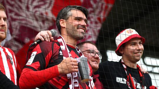 Vom Platz in die Kurve: Nach seinem letzten Heimspiel für den SV Wehen Wiesbaden ließ sich Sascha Mockenhaupt von den Fans des D