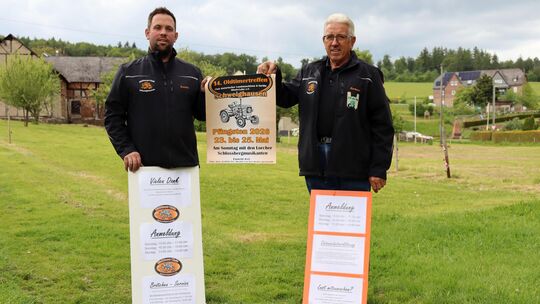 Sie haben alles im Griff beim großen Oldtimer-Treffen: Vereinsvorsitzender Sascha Werner (links) und sein Stellvertreter Norbert