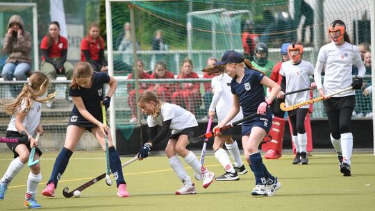 Viel los vor dem Tor: Die U12-Spielgemeinschaft aus VfL Bad Kreuznach und Kreuznacher HC (weiße Trikots) wehrt eine Strafecke de
