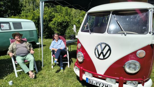 Hucky aus Berlin und Regina aus Buschhoven genießen das Treffen auf dem Campingplatz sichtlich.