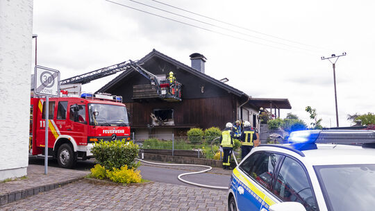 Nach einem Brand mit starker Rauchentwicklung ist ein Wohnhaus in Linkenbach unbewohnbar.