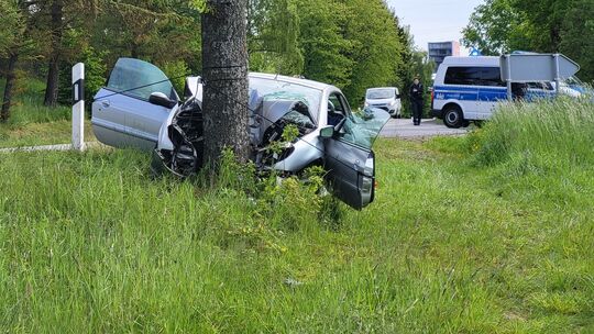 Frontal ist ein 69-Jähriger mit seinem Auto gegen einen Baum an der L300 zwischen Ebernhahn und Ransbach-Baumbach geprallt. Dabe