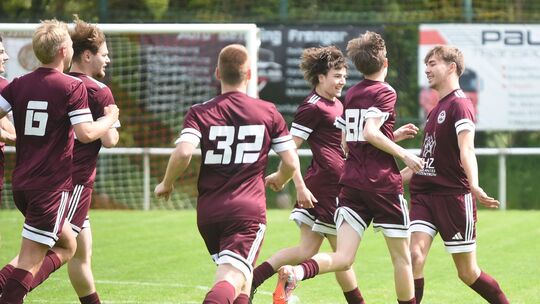 Riesen-Freude beim FC Schmittweiler, der weiter gute Karten im Kampf um den Klassenverbleib hat. Justus Rech (rechts) lässt sich