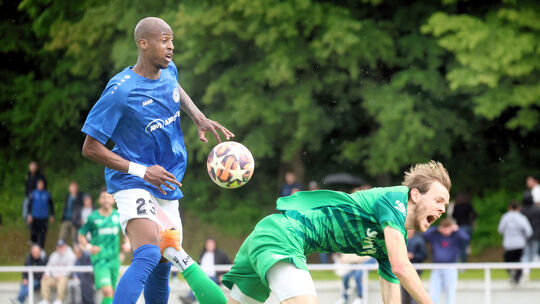 Es war kein "Freundschaftskick" zum Saisonausklang zwischen Cosmos Koblenz (links mit Kelvin Lunga) und dem FV Engers um Nils Wa