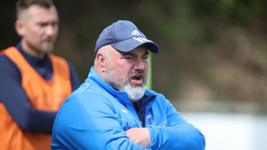 Dirk Reidenbach war stinksauer auf seine Mannschaft. Der Coach des FSV Blau-Weiss Idar-Oberstein nannte den Auftritt beim 0:10 i