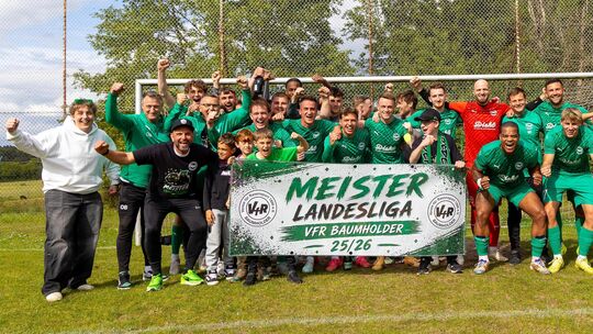 Der VfR Baumholder stellt ssich zum Meisterfoto. Der Titel in der Landesliga und der Aufstieg der Westricher in die Verbandsliga