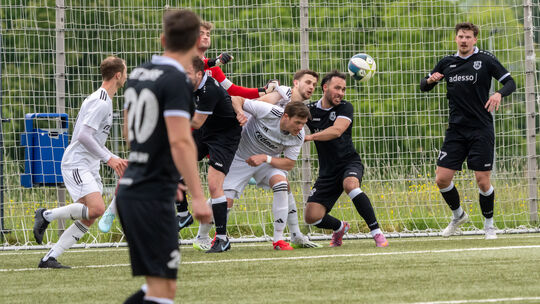 Die Spieler des TuS Asbach (weiße Trikots) warfen sich in jeden Ball und schafften es, dem bisherigen Primus SG 06 Betzdorf eine