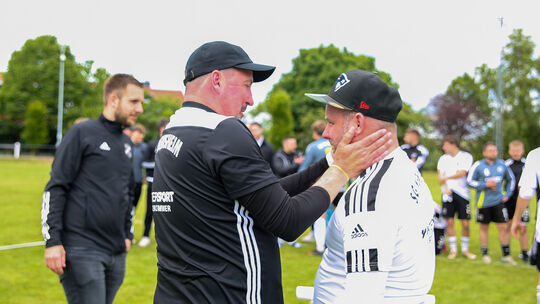 Da fließen bei Meistertrainer Andy Baumgartner (rechts) die Tränen. Es sind auch Abschiedstränen, denn er hört als Trainer der W