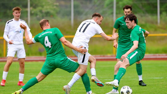 Jonas Henzel (Nummer 11) holte den Elfmeter zum 1:0 heraus und traf zum 2:0 beim 4:0-Heimsieg gegen den TuS Oberwinter (in Grün)